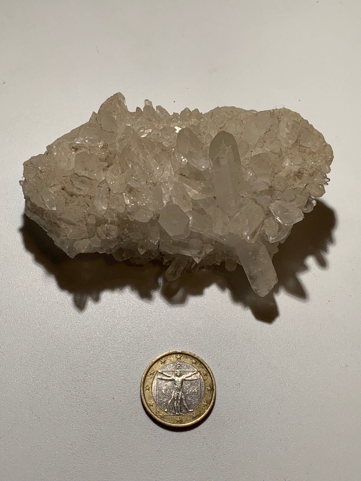 Cristal de roche/ druse de petits cristaux - 97 L x 65 l x 46 mm - 237 grammes - Très belle pureté !