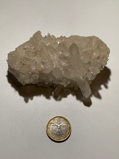 Cristal de roche/ druse de petits cristaux - 97 L x 65 l x 46 mm - 237 grammes - Très belle pureté !