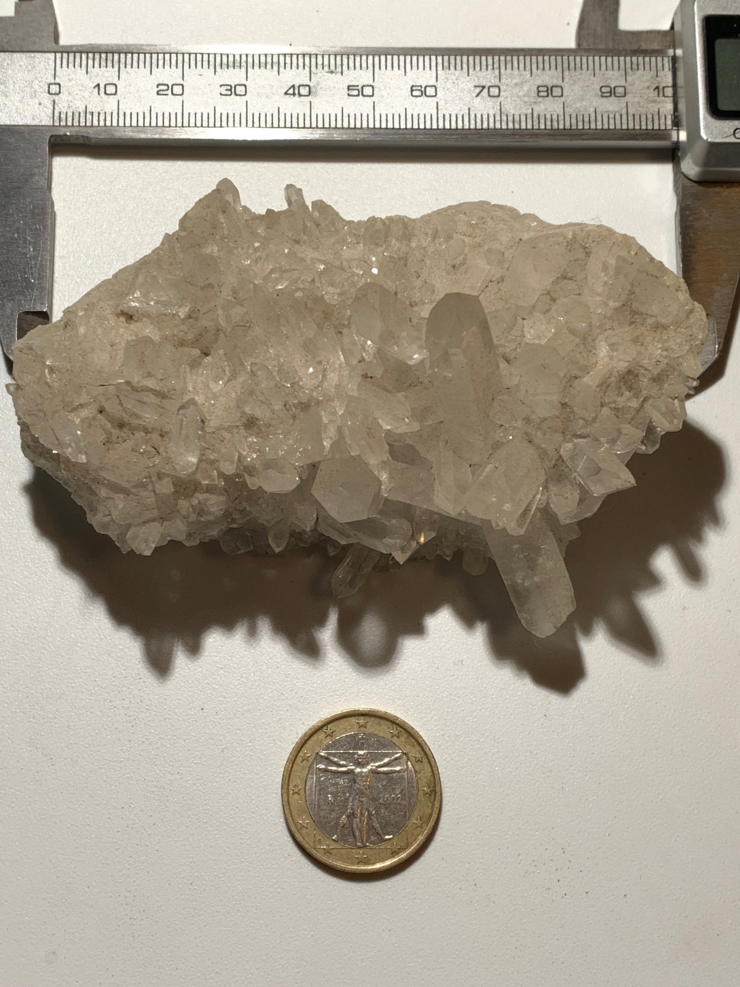 Cristal de roche/ druse de petits cristaux - 97 L x 65 l x 46 mm - 237 grammes - Très belle pureté !