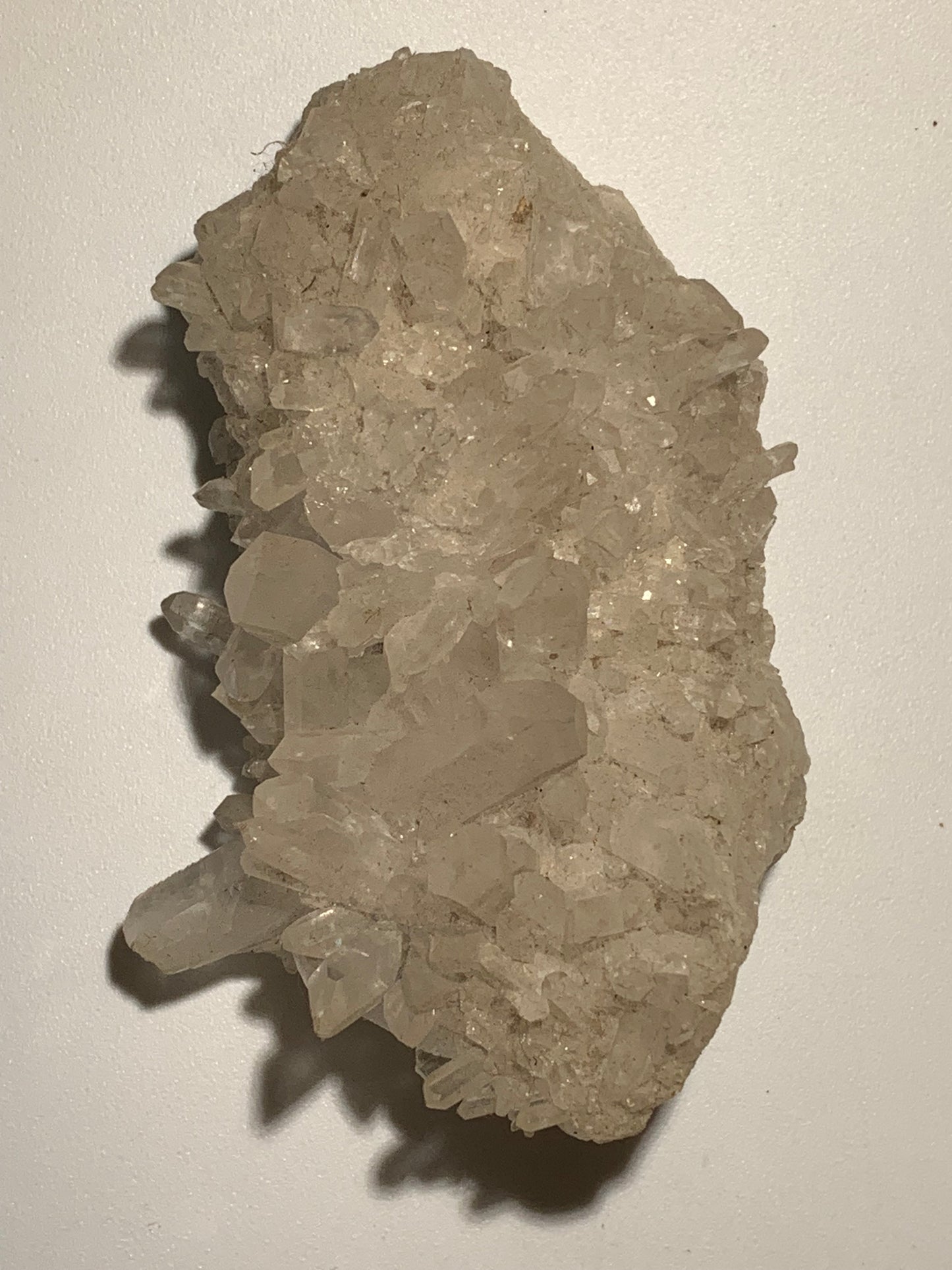 Cristal de roche/ druse de petits cristaux - 97 L x 65 l x 46 mm - 237 grammes - Très belle pureté !