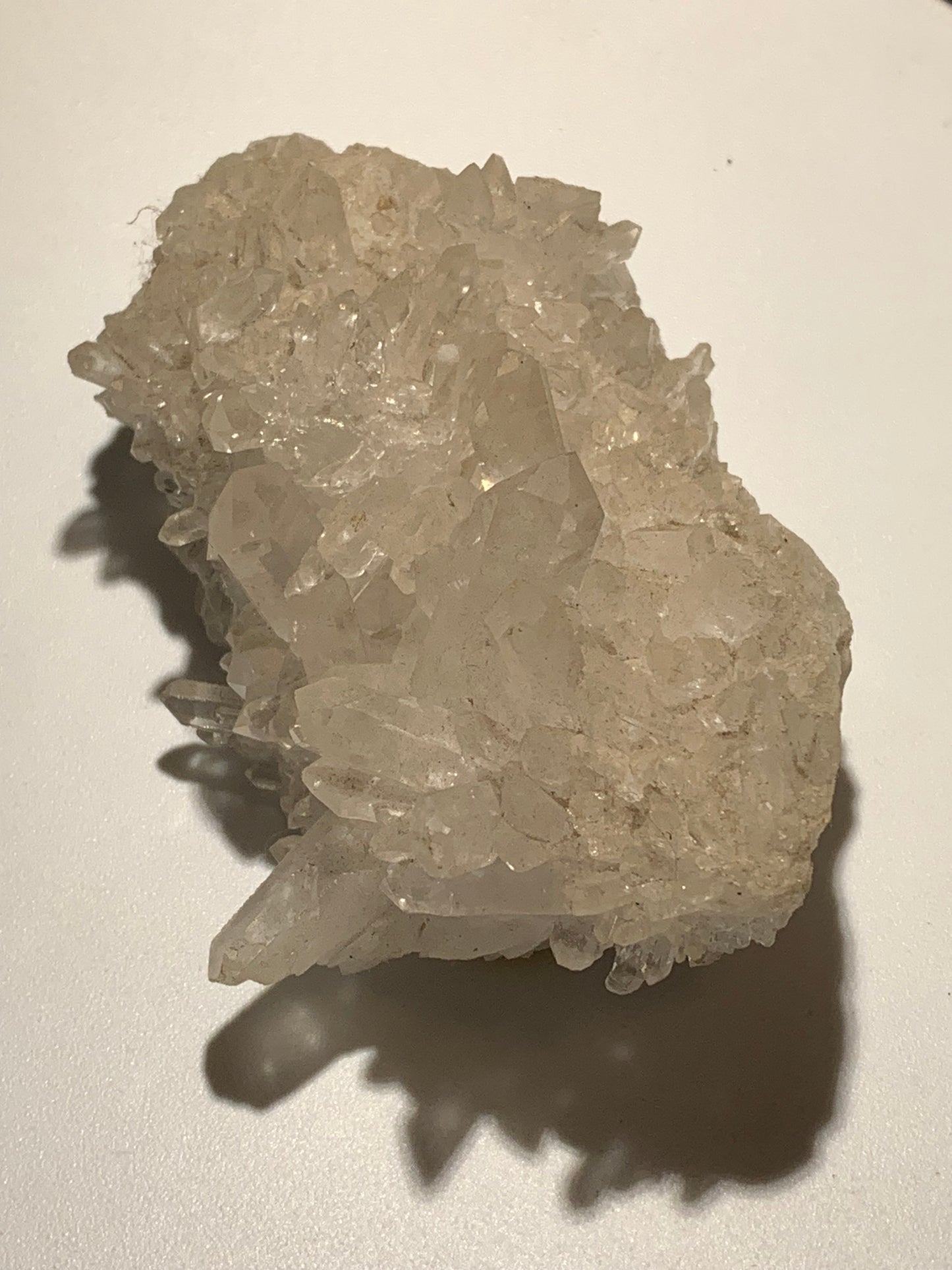 Cristal de roche/ druse de petits cristaux - 97 L x 65 l x 46 mm - 237 grammes - Très belle pureté !