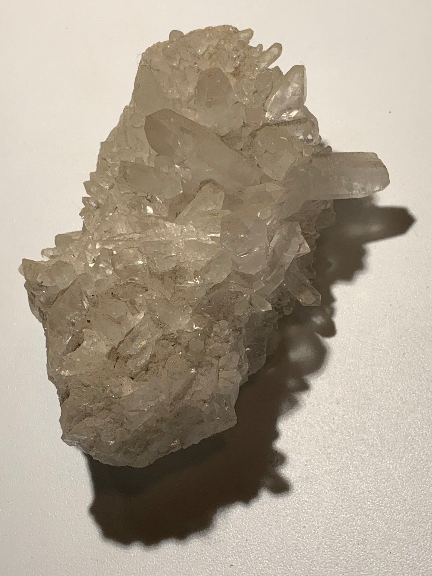 Cristal de roche/ druse de petits cristaux - 97 L x 65 l x 46 mm - 237 grammes - Très belle pureté !