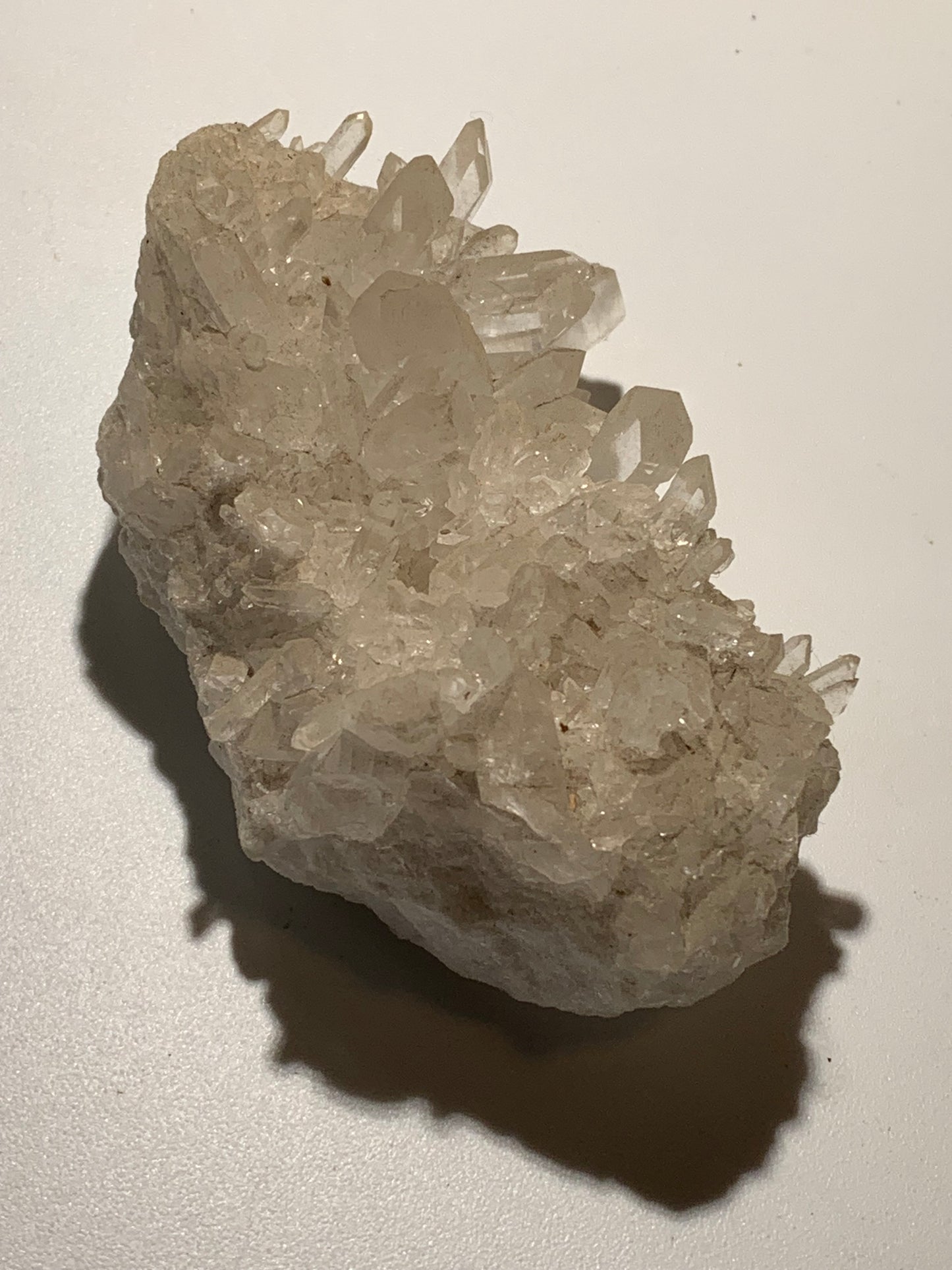 Cristal de roche/ druse de petits cristaux - 97 L x 65 l x 46 mm - 237 grammes - Très belle pureté !