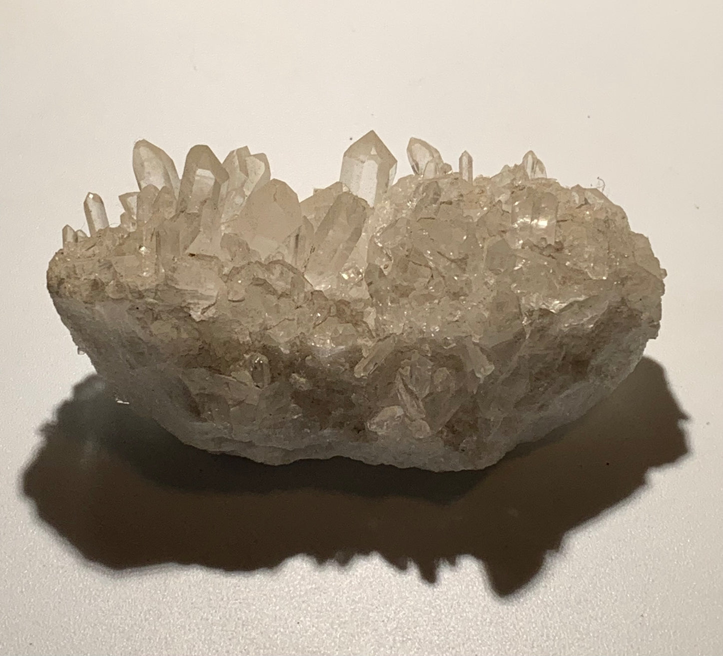 Cristal de roche/ druse de petits cristaux - 97 L x 65 l x 46 mm - 237 grammes - Très belle pureté !