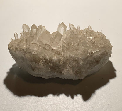 Cristal de roche/ druse de petits cristaux - 97 L x 65 l x 46 mm - 237 grammes - Très belle pureté !