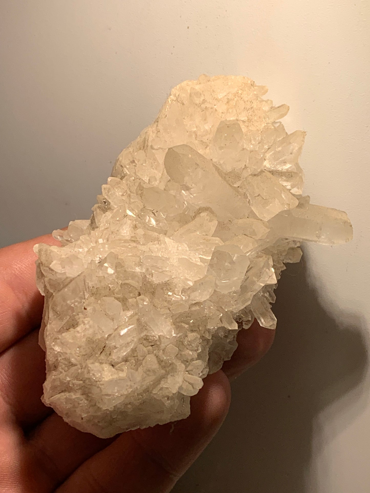 Cristal de roche/ druse de petits cristaux - 97 L x 65 l x 46 mm - 237 grammes - Très belle pureté !