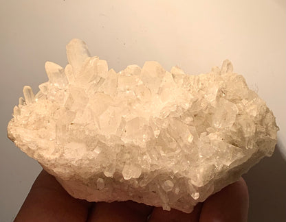 Cristal de roche/ druse de petits cristaux - 97 L x 65 l x 46 mm - 237 grammes - Très belle pureté !