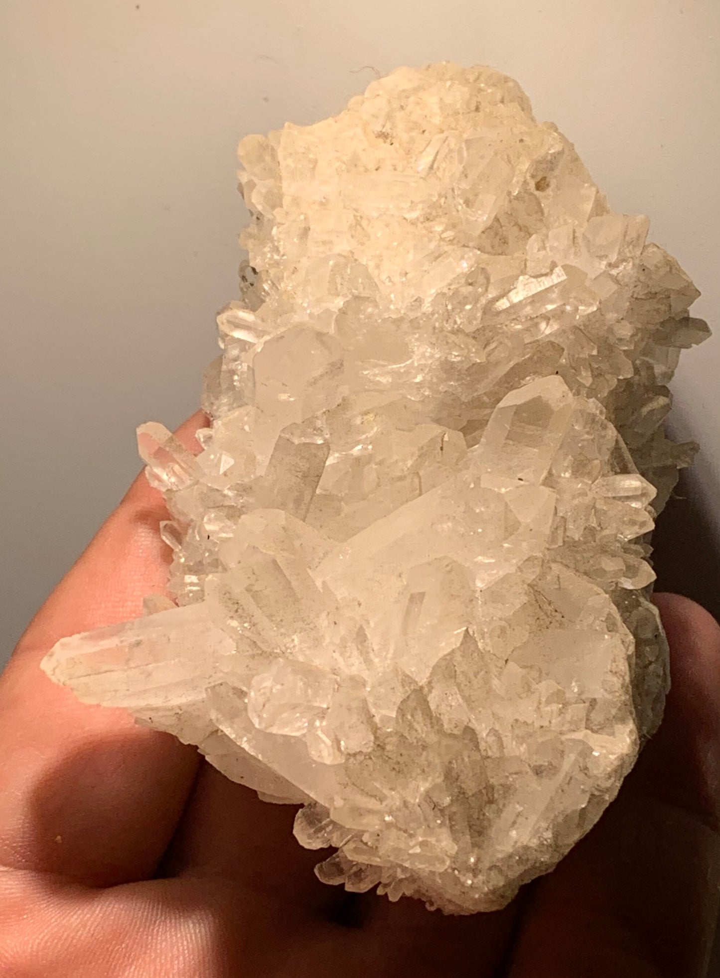 Cristal de roche/ druse de petits cristaux - 97 L x 65 l x 46 mm - 237 grammes - Très belle pureté !