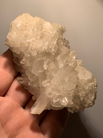 Cristal de roche/ druse de petits cristaux - 97 L x 65 l x 46 mm - 237 grammes - Très belle pureté !