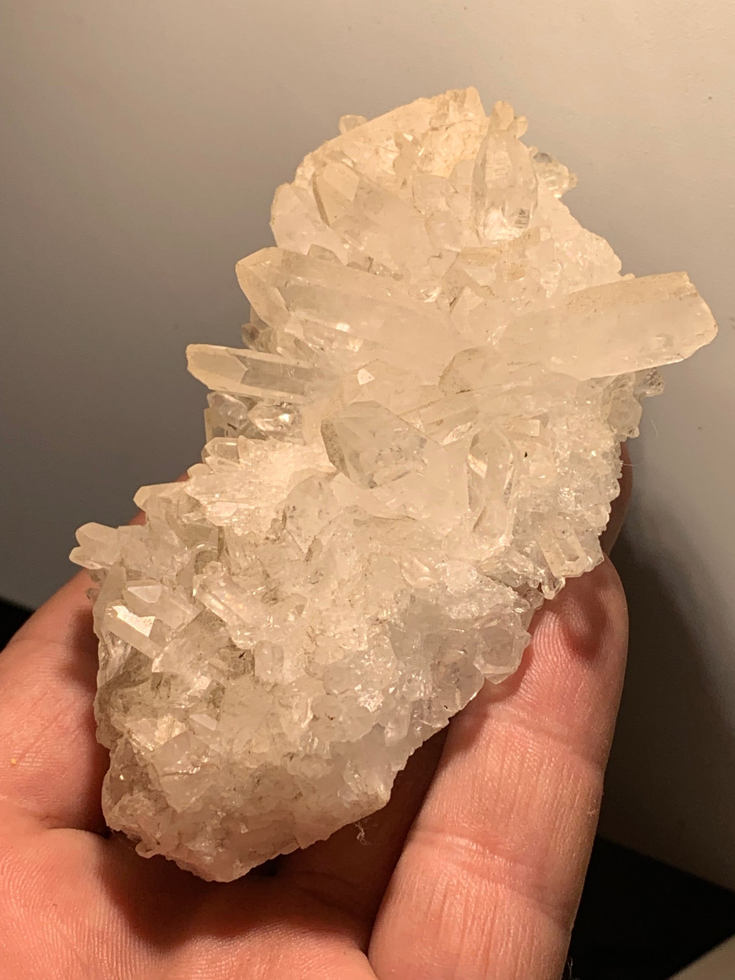 Cristal de roche/ druse de petits cristaux - 97 L x 65 l x 46 mm - 237 grammes - Très belle pureté !