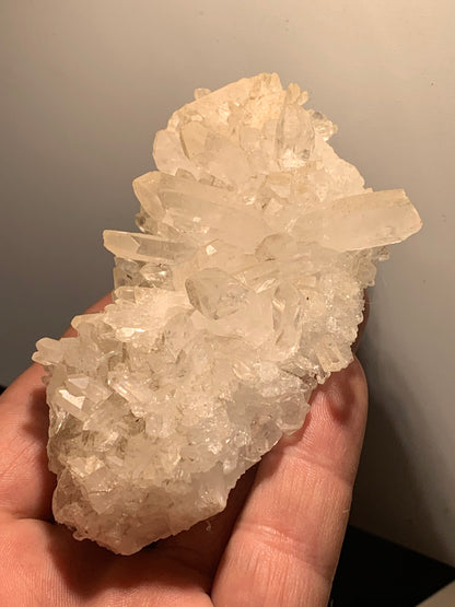 Cristal de roche/ druse de petits cristaux - 97 L x 65 l x 46 mm - 237 grammes - Très belle pureté !