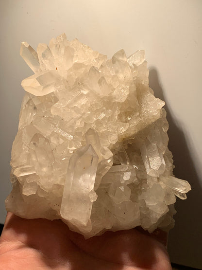 Cristal de roche/ druse de petits cristaux - 104 L x 95 l x 50 h mm - 395 grammes - Très belle pureté !