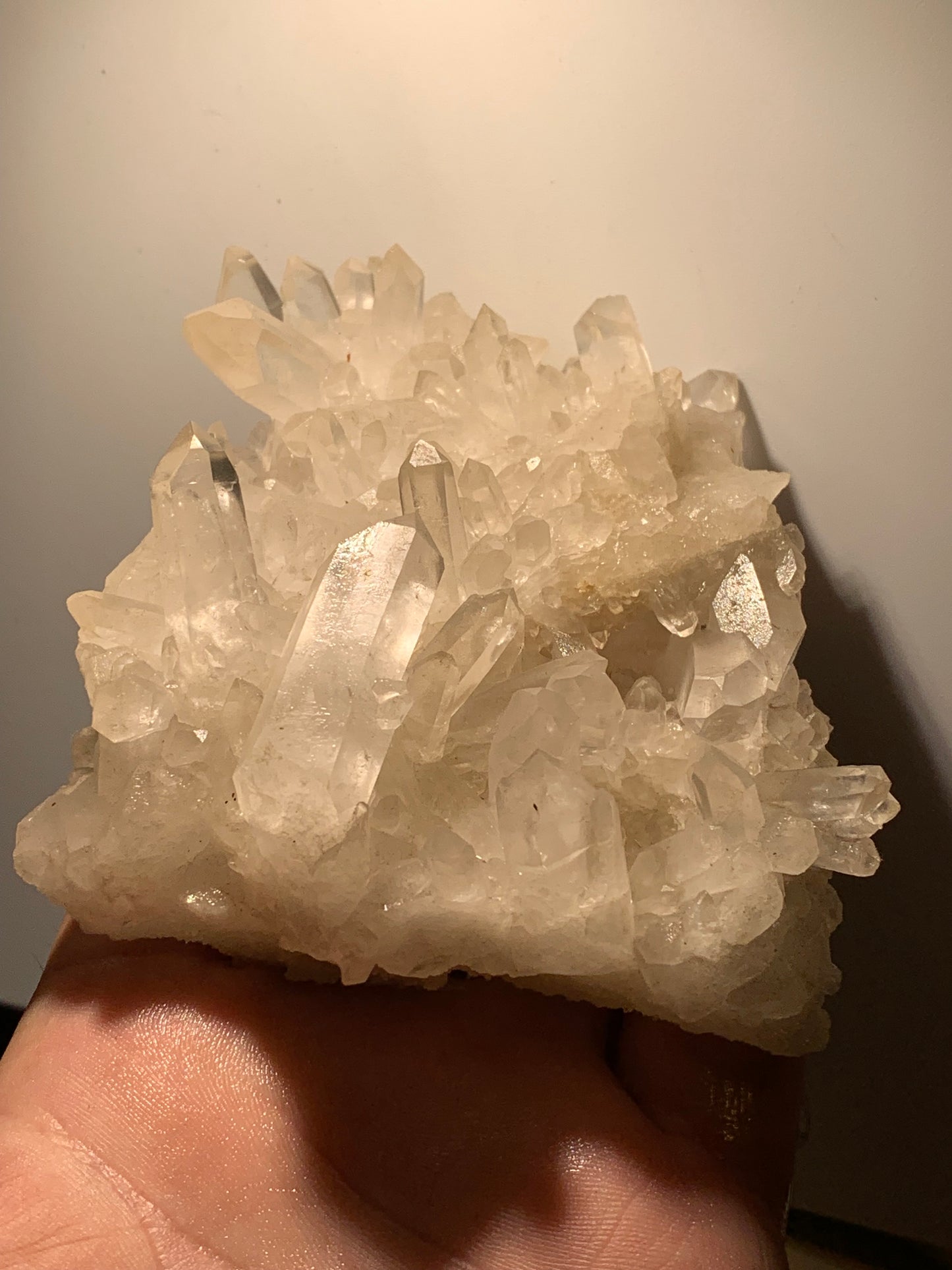 Cristal de roche/ druse de petits cristaux - 104 L x 95 l x 50 h mm - 395 grammes - Très belle pureté !