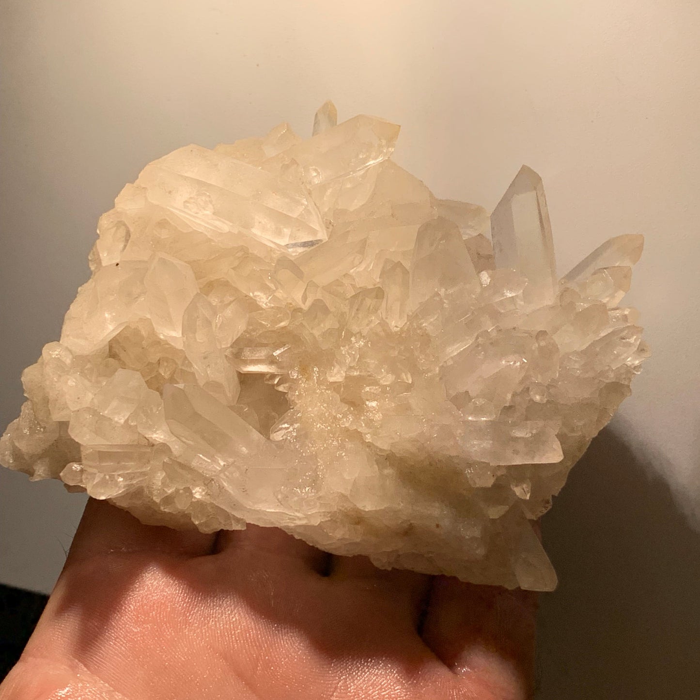 Cristal de roche/ druse de petits cristaux - 104 L x 95 l x 50 h mm - 395 grammes - Très belle pureté !