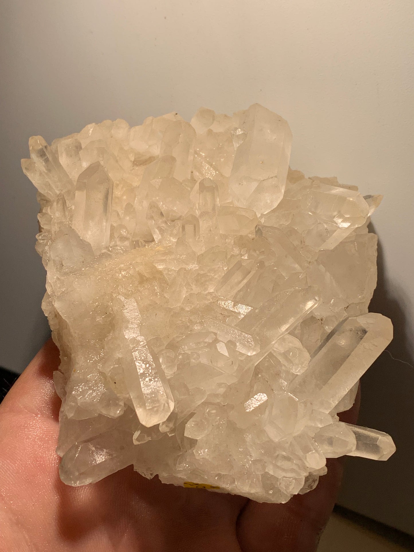 Cristal de roche/ druse de petits cristaux - 104 L x 95 l x 50 h mm - 395 grammes - Très belle pureté !