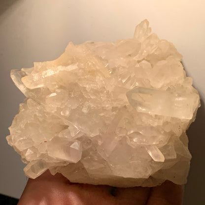 Cristal de roche/ druse de petits cristaux - 104 L x 95 l x 50 h mm - 395 grammes - Très belle pureté !