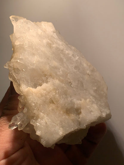 Cristal de roche/ druse de petits cristaux - 104 L x 95 l x 50 h mm - 395 grammes - Très belle pureté !