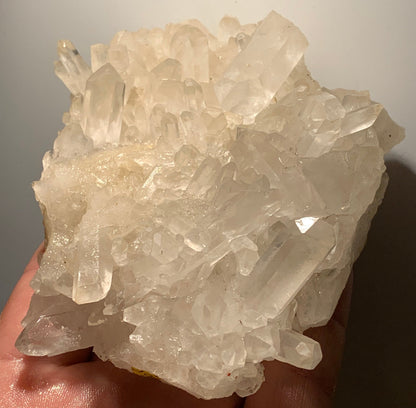 Cristal de roche/ druse de petits cristaux - 104 L x 95 l x 50 h mm - 395 grammes - Très belle pureté !