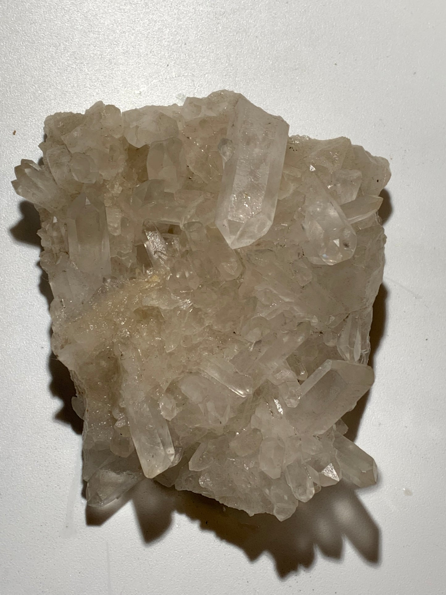 Cristal de roche/ druse de petits cristaux - 104 L x 95 l x 50 h mm - 395 grammes - Très belle pureté !