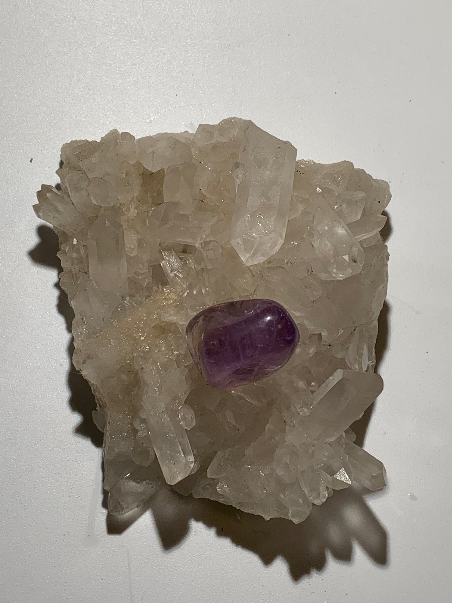 Cristal de roche/ druse de petits cristaux - 104 L x 95 l x 50 h mm - 395 grammes - Très belle pureté !