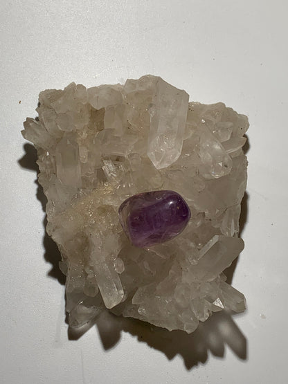 Cristal de roche/ druse de petits cristaux - 104 L x 95 l x 50 h mm - 395 grammes - Très belle pureté !