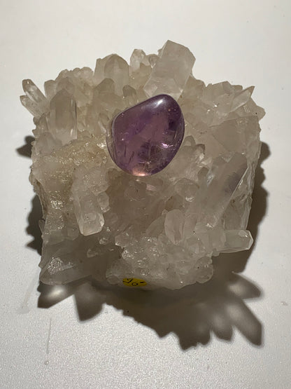 Cristal de roche/ druse de petits cristaux - 104 L x 95 l x 50 h mm - 395 grammes - Très belle pureté !