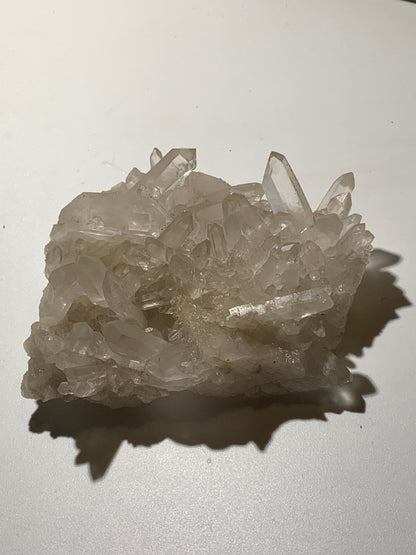 Cristal de roche/ druse de petits cristaux - 104 L x 95 l x 50 h mm - 395 grammes - Très belle pureté !