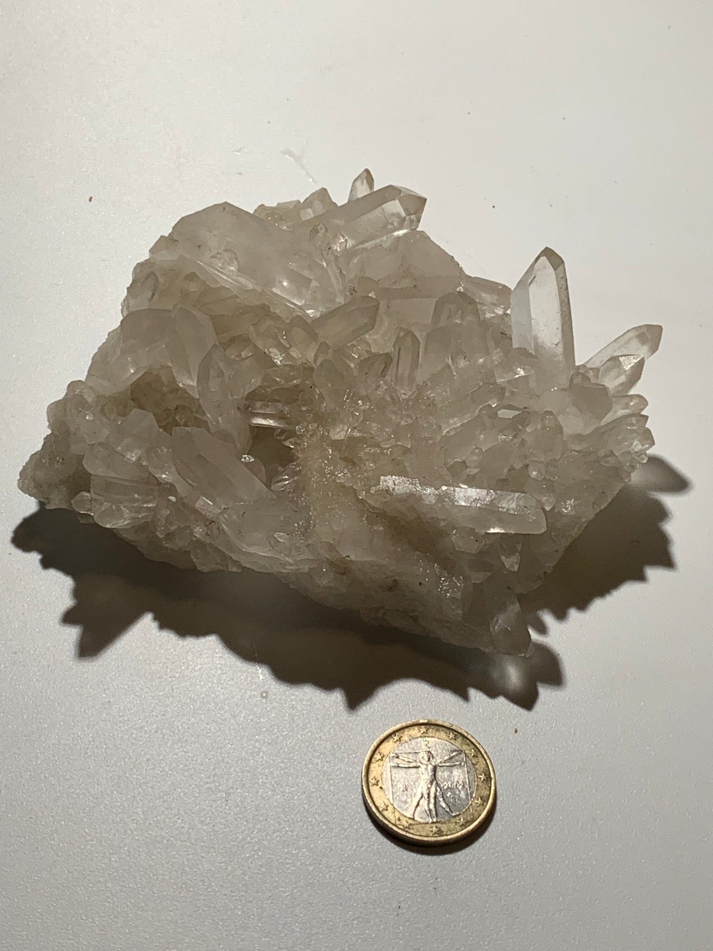 Cristal de roche/ druse de petits cristaux - 104 L x 95 l x 50 h mm - 395 grammes - Très belle pureté !