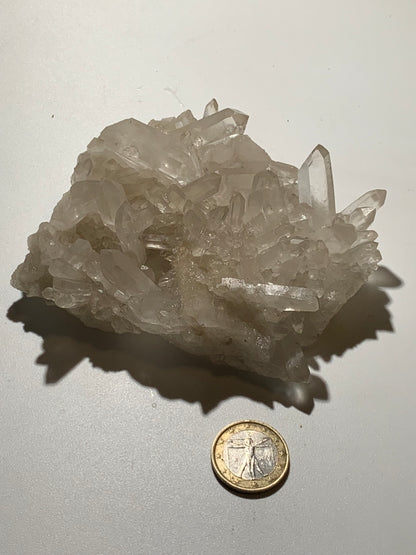 Cristal de roche/ druse de petits cristaux - 104 L x 95 l x 50 h mm - 395 grammes - Très belle pureté !