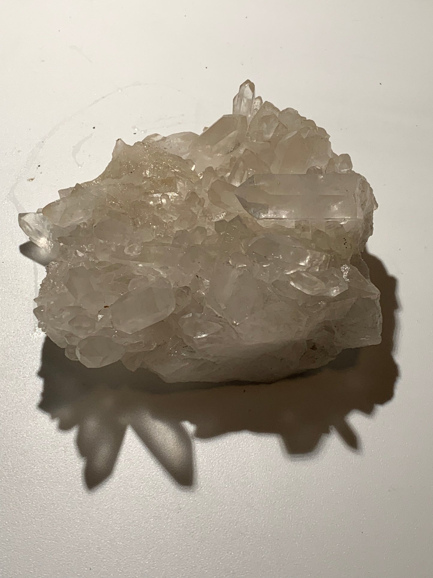 Cristal de roche/ druse de petits cristaux - 104 L x 95 l x 50 h mm - 395 grammes - Très belle pureté !