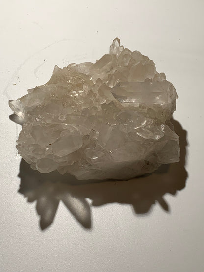 Cristal de roche/ druse de petits cristaux - 104 L x 95 l x 50 h mm - 395 grammes - Très belle pureté !