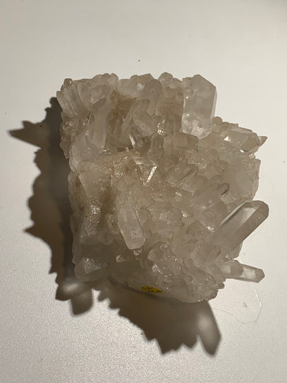 Cristal de roche/ druse de petits cristaux - 104 L x 95 l x 50 h mm - 395 grammes - Très belle pureté !