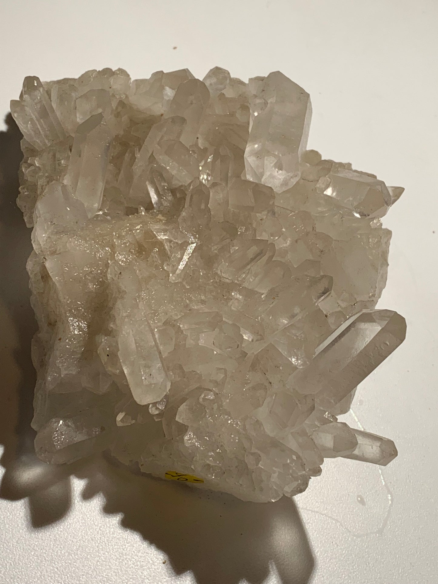 Cristal de roche/ druse de petits cristaux - 104 L x 95 l x 50 h mm - 395 grammes - Très belle pureté !