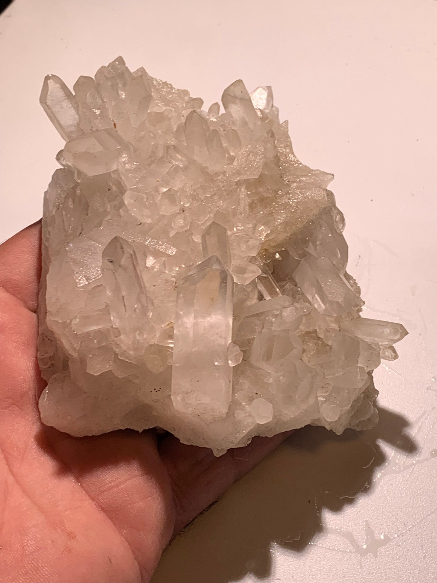 Cristal de roche/ druse de petits cristaux - 104 L x 95 l x 50 h mm - 395 grammes - Très belle pureté !