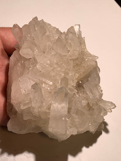 Cristal de roche/ druse de petits cristaux - 104 L x 95 l x 50 h mm - 395 grammes - Très belle pureté !