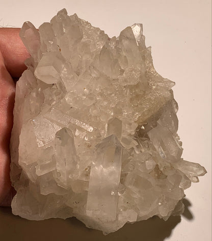 Cristal de roche/ druse de petits cristaux - 104 L x 95 l x 50 h mm - 395 grammes - Très belle pureté !