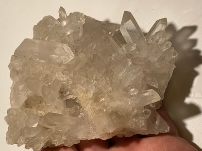 Cristal de roche/ druse de petits cristaux - 104 L x 95 l x 50 h mm - 395 grammes - Très belle pureté !