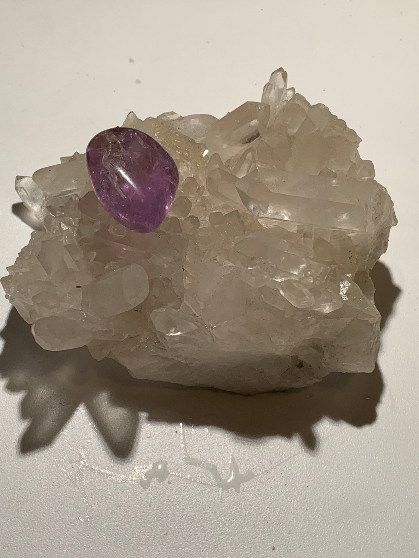 Cristal de roche/ druse de petits cristaux - 104 L x 95 l x 50 h mm - 395 grammes - Très belle pureté !