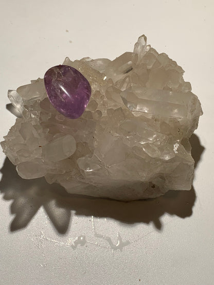 Cristal de roche/ druse de petits cristaux - 104 L x 95 l x 50 h mm - 395 grammes - Très belle pureté !