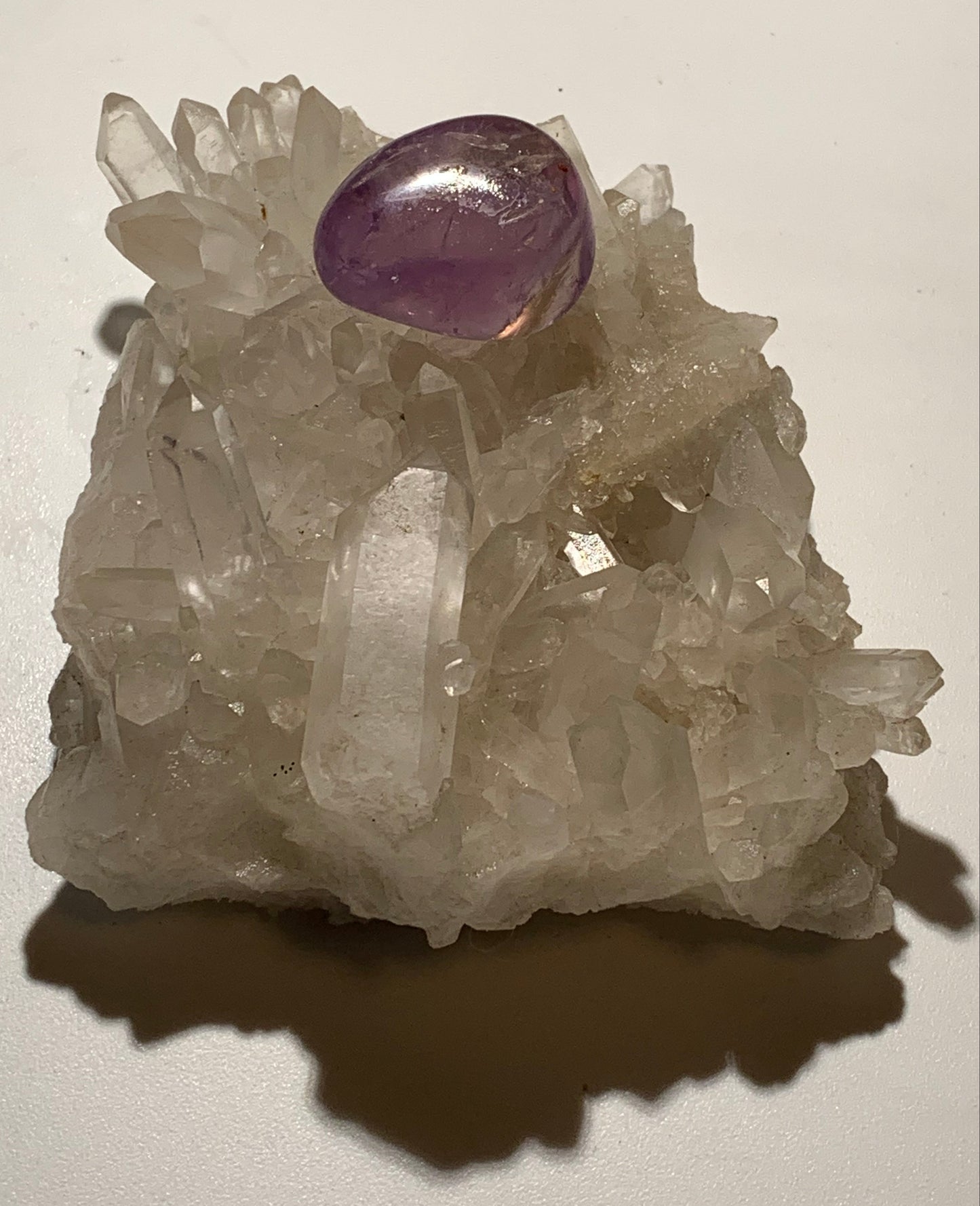 Cristal de roche/ druse de petits cristaux - 104 L x 95 l x 50 h mm - 395 grammes - Très belle pureté !