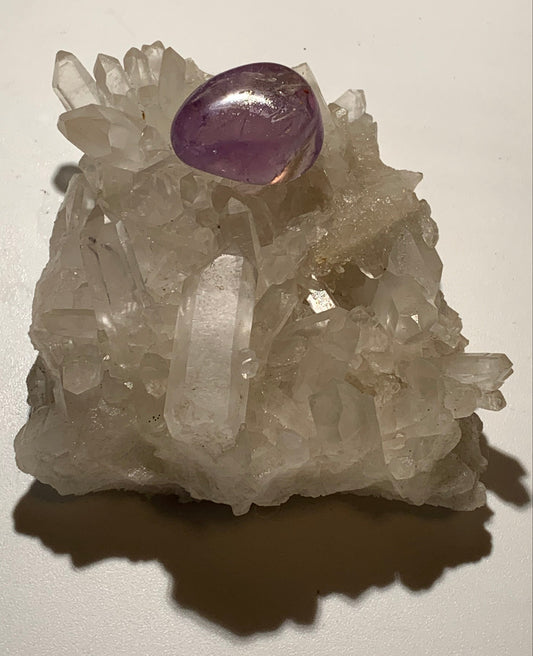 Cristal de roche/ druse de petits cristaux - 104 L x 95 l x 50 h mm - 395 grammes - Très belle pureté !