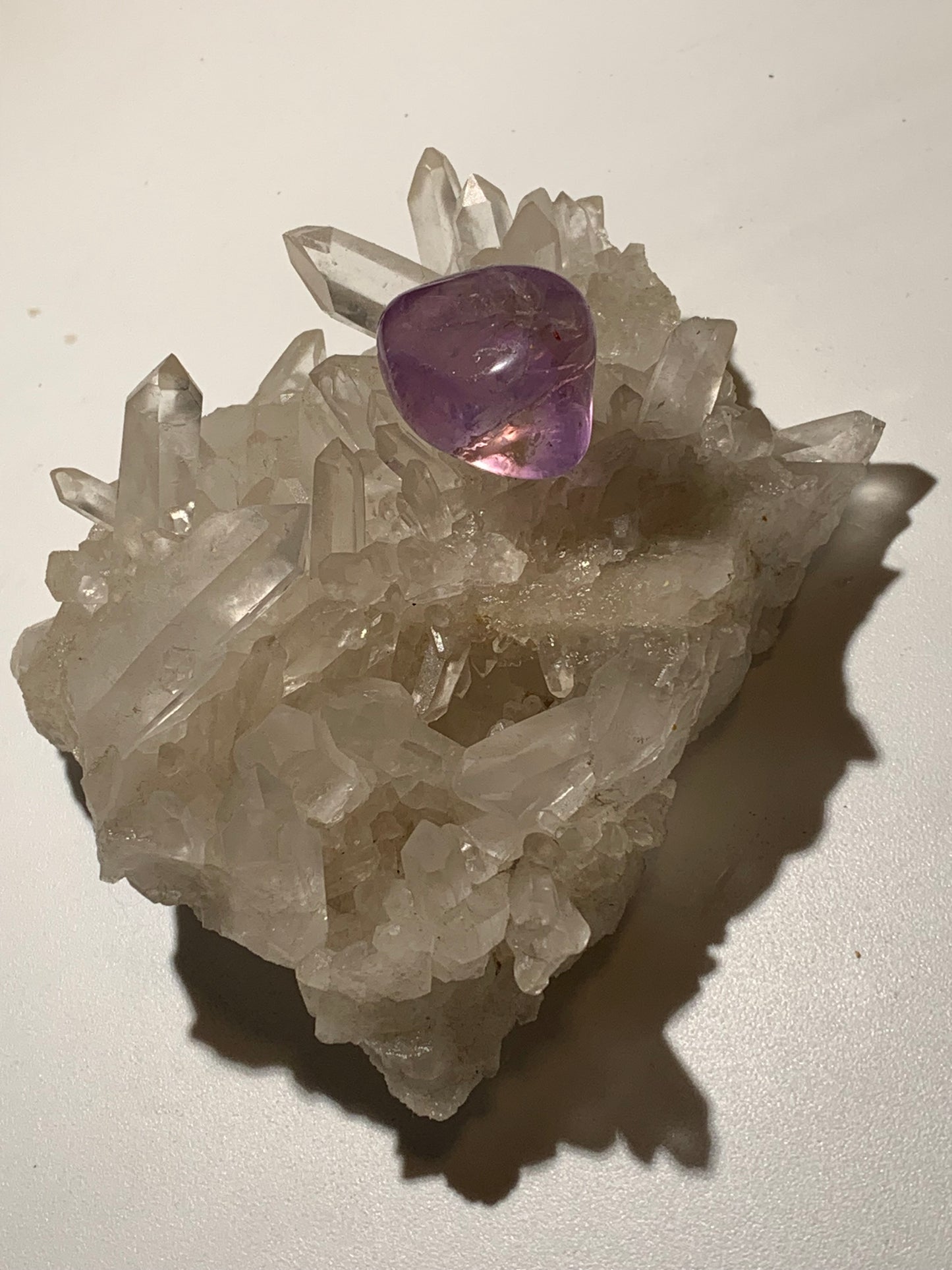 Cristal de roche/ druse de petits cristaux - 104 L x 95 l x 50 h mm - 395 grammes - Très belle pureté !