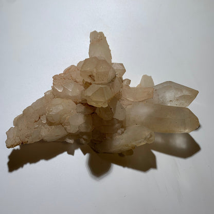 Cristal de roche - Amas de gros cristaux de 4 à 9 cm - 170 L x 130 l x 80 h mm - 541 grammes - Belle pièce !