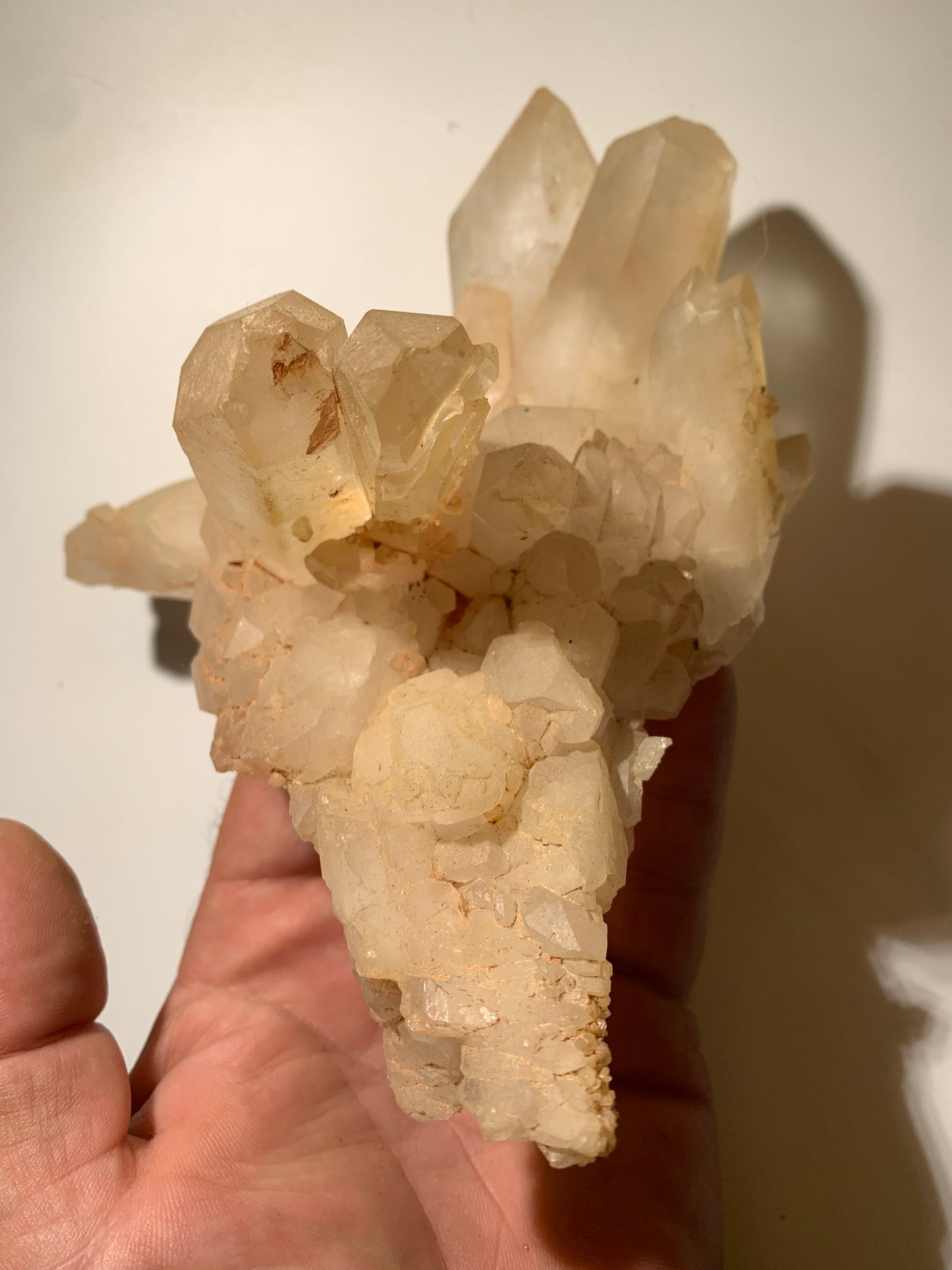 Cristal de roche - Amas de gros cristaux de 4 à 9 cm - 170 L x 130 l x 80 h mm - 541 grammes - Belle pièce !