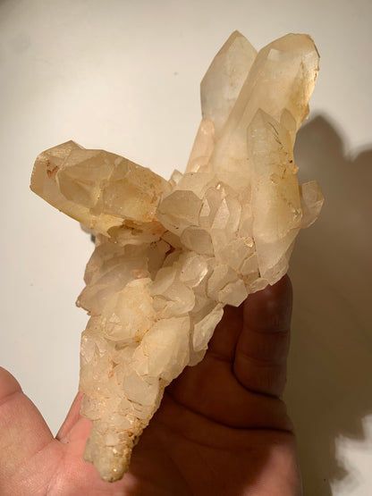 Cristal de roche - Amas de gros cristaux de 4 à 9 cm - 170 L x 130 l x 80 h mm - 541 grammes - Belle pièce !