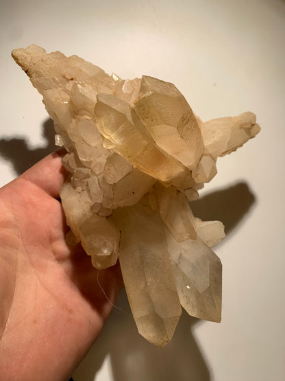 Cristal de roche - Amas de gros cristaux de 4 à 9 cm - 170 L x 130 l x 80 h mm - 541 grammes - Belle pièce !