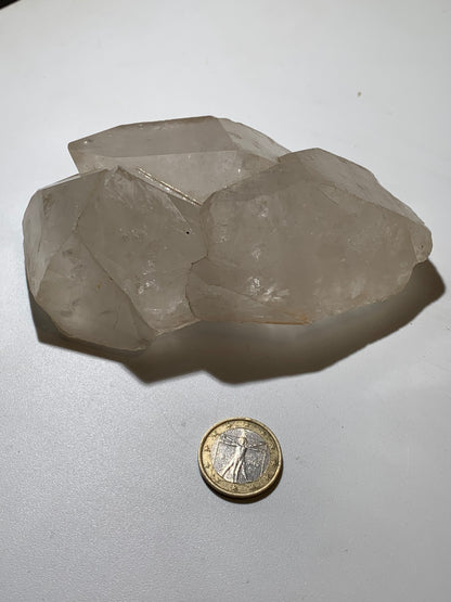 Cristal de roche - Amas de têtes de cristaux géants - 126 L x 71 l x 50 h mm - 479 grammes - Belle pièce !