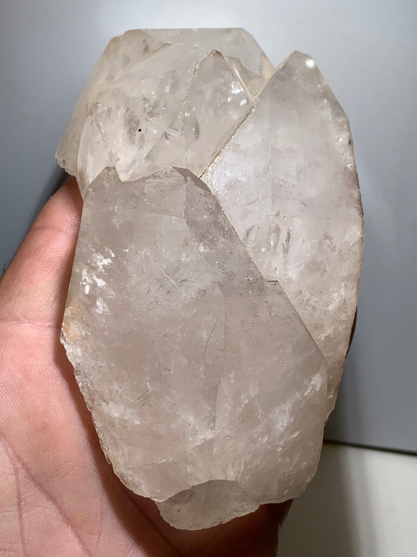 Cristal de roche - Amas de têtes de cristaux géants - 126 L x 71 l x 50 h mm - 479 grammes - Belle pièce !