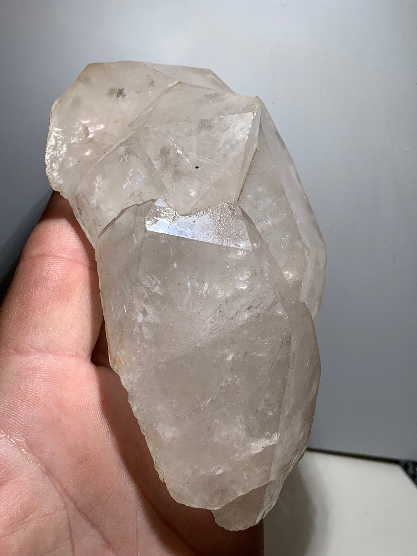 Cristal de roche - Amas de têtes de cristaux géants - 126 L x 71 l x 50 h mm - 479 grammes - Belle pièce !