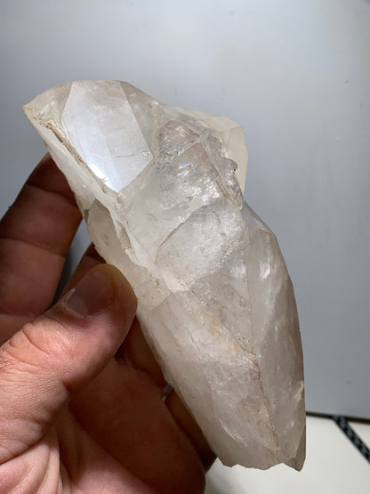 Cristal de roche - Amas de têtes de cristaux géants - 126 L x 71 l x 50 h mm - 479 grammes - Belle pièce !